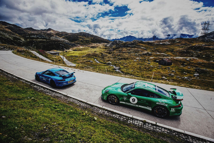 Два Porsche GT3 на швейцарских серпантинах 