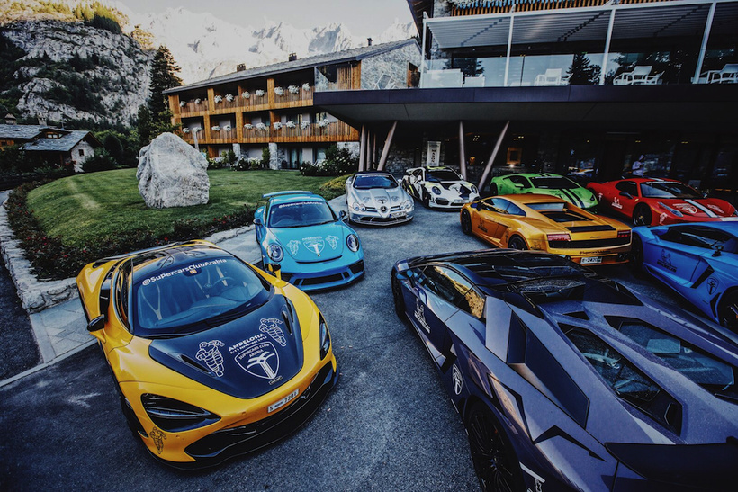 Клубная парковка около отеля в итальянских Альпах