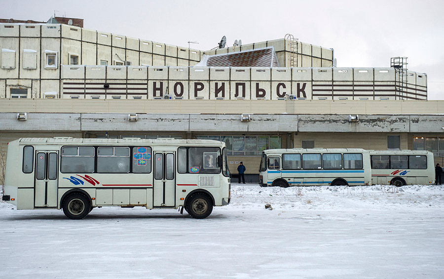 Автобусы на городском автовокзале. 