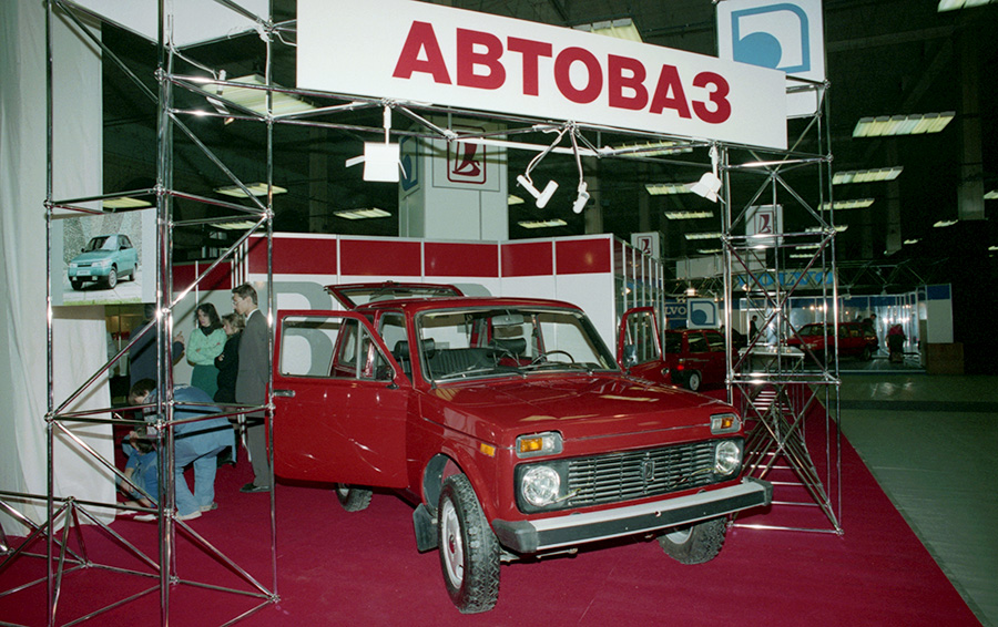 Фото Романа Денисова / Фотохроника ТАСС Продажа автомобиля «Нива» в автосалоне «Логоваз», Москва