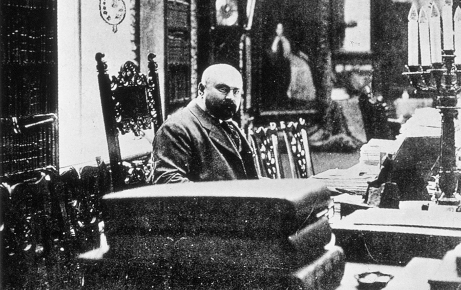 Михаил Морозов (1870-1903) в своем кабинете на Смоленском бульваре. 1900 г.
