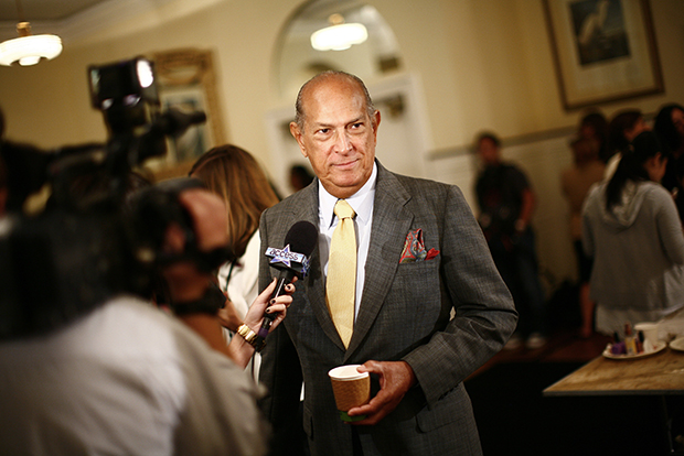 Fashion designer Oscar De La Renta talks to reporters prior to the showing of his Spring 2009 collection during New York Fashion Week September 10, 2008. REUTERS/Keith Bedford (UNITED STATES) - RTX8MUT