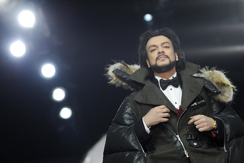 ITAR-TASS: MOSCOW, RUSSIA. APRIL 6, 2012. Singer Filipp Kirkorov displays creations from the collection by Russian designer Ilya Shiyan at Volvo Fashion Week. (Photo ITAR-TASS/ Sergei Karpov) . . 7 .             Volvo Fashion Week.  -/  