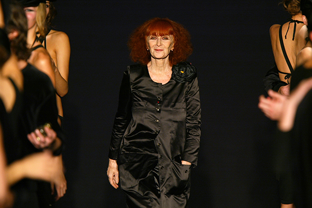 Models applaud French designer Sonia Rykiel at the end of her Spring-Summer ready-to-wear women's fashion collection for 2004 in Paris, October 9, 2003. REUTERS/Charles Platiau REUTERS JES/ - RTR4M3Y
