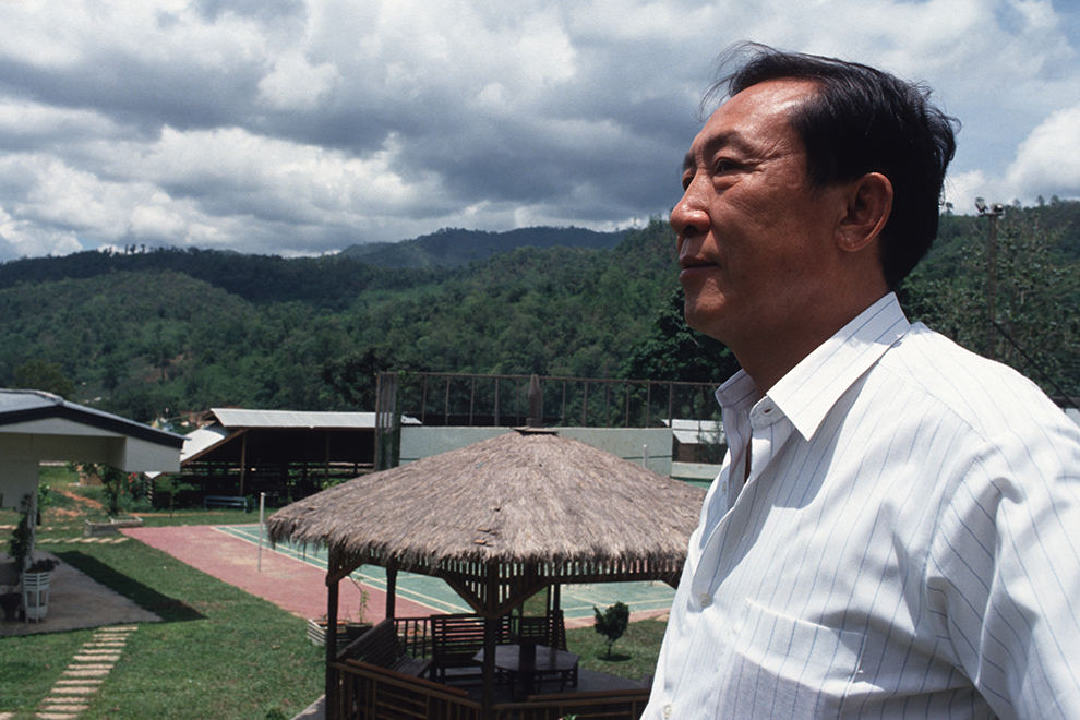 HOMONG, SHAN STATES, MYANMAR - 1994/01/01: Drug warlord Khun Sa in front of a tennis court at his Homong headquarters.. (Photo by Thierry Falise/LightRocket via Getty Images)