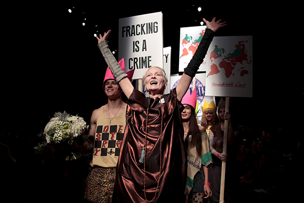 Fashion Designer Vivienne Westwood walks onto the catwalk with activists following the presentation of the Vivienne Westwood Red Label Spring/Summer 2016 collection during London Fashion Week in London, Britain, September 20, 2015. REUTERS/Suzanne Plunkett - RTS2143