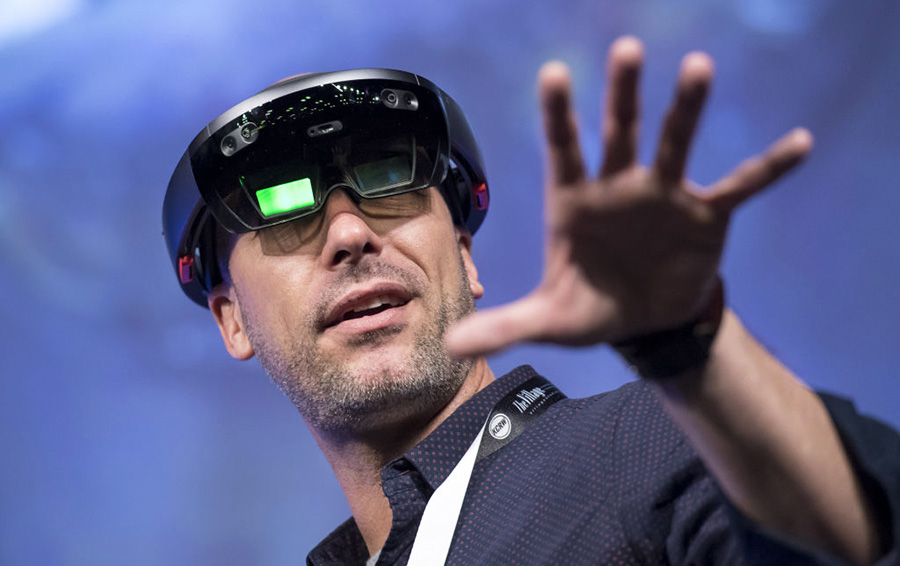 Фото David Paul Morris / Bloomberg via Getty Images Очки HoloLens компании Microsoft