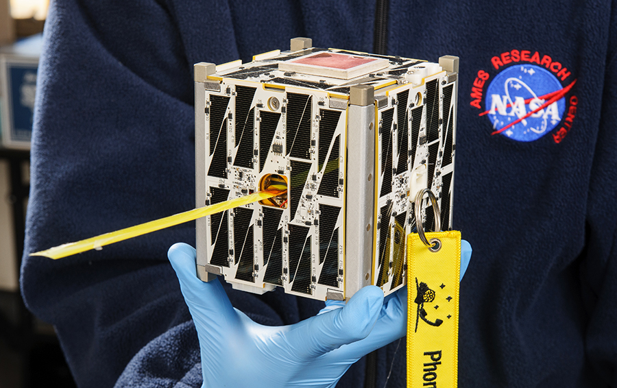 Фото NASA Кубсат в руках разработчиков