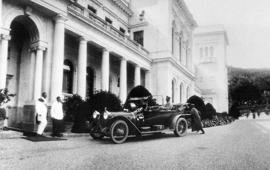 Император Николай II выходит из автомобиля у Ливадийского дворца в Крыму (1912 г)