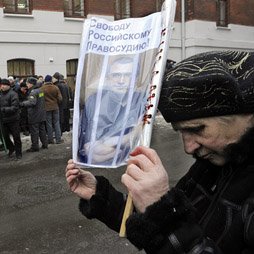 27 декабря, 9 часов 50 минут: Ходорковского и Лебедева привезли к зданию суда