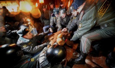 Полиция разогнала митинг оппозиции в центре Москвы