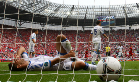 Евро-2012 в фотографиях: страсти кипят не на стадионах, а на улицах