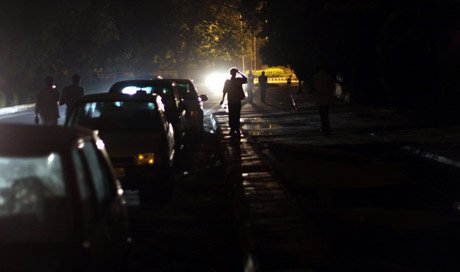 Демократия в темноте: 15 фото крупнейшего в мировой истории блэкаута в Индии