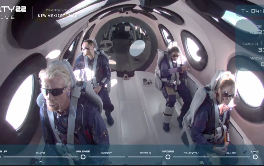 Члены экипажа Virgin Galactic на борту / Фото из трансляции Virgin Galactic Члены экипажа Virgin Galactic на борту / Фото из трансляции Virgin Galactic