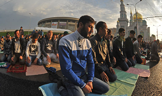 Молитва у новой мечети: в Москве отпраздновали Курбан-байрам