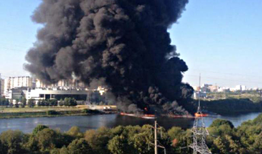 В столице загорелась Москва-река