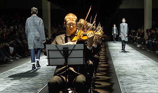 Показ Dior Homme под аккомпанемент симфонического оркестра