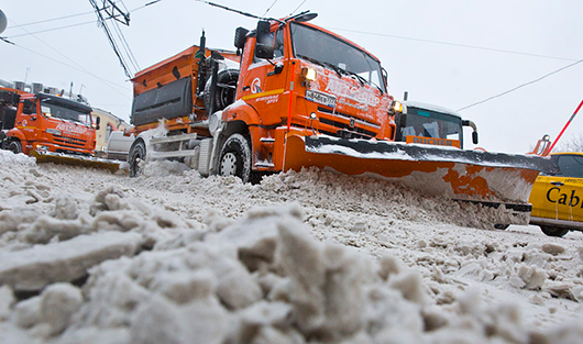 Снегопад остановил предновогоднюю Москву: фоторепортаж