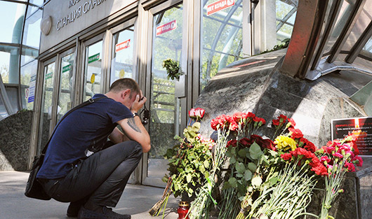 День траура: Москва оплакивает погибших в метро