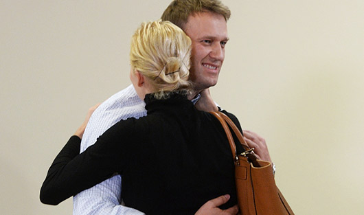 Суд заменил приговор Навальному на условный