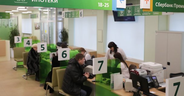 Россияне забрали с рублевых вкладов в «Сбере» рекордную за шесть лет сумму