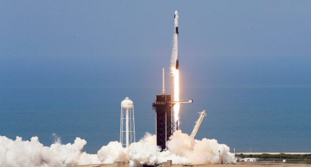«Новая эра»: SpaceX впервые запустила корабль c астронавтами к МКС