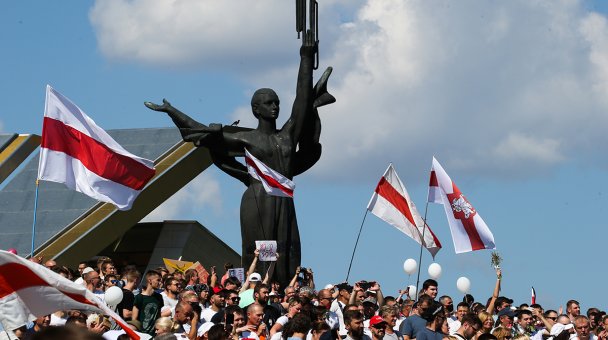 Самая массовая акция протеста в истории Белоруссии и митинг за Лукашенко. Фоторепортаж