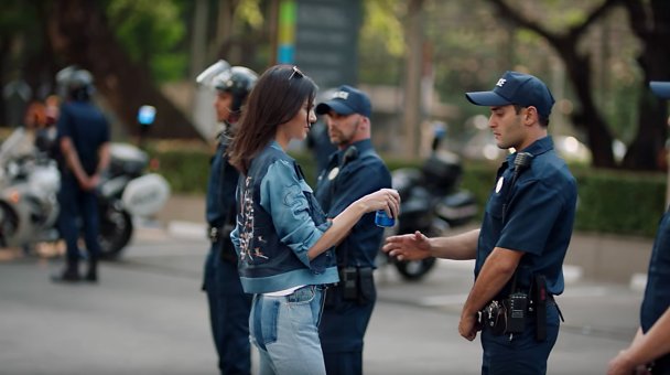 Кендалл Дженнер мирит полицию с движением Black Lives Matter с помощью банки Pepsi
