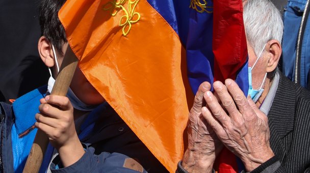 «Вероятность моей смерти высока, но жизни 25 000 солдат важнее»: Пашинян объяснил соглашение по Карабаху