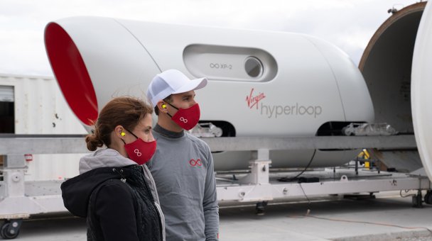 Придуманный Маском Hyperloop впервые испытали с пассажирами