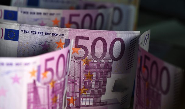 Биржевой курс евро упал до минимума за последние 13 месяцев