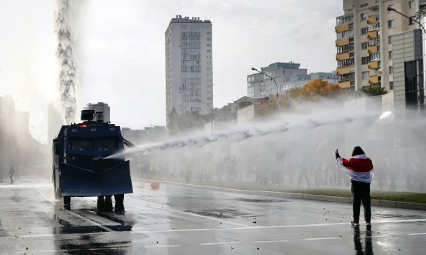 Сломанный водомет и запрещенные маски: акция протеста в Минске собрала больше 100 000 человек 