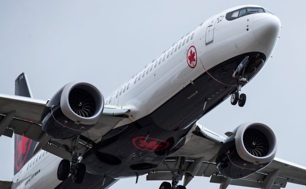 Тестовый полет Boeing 737 MAX прервался из-за проблем с двигателем
