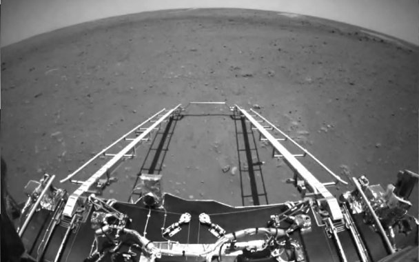 Первые снимки, сделанные китайским космическим аппаратом на Марсе. Фотогалерея