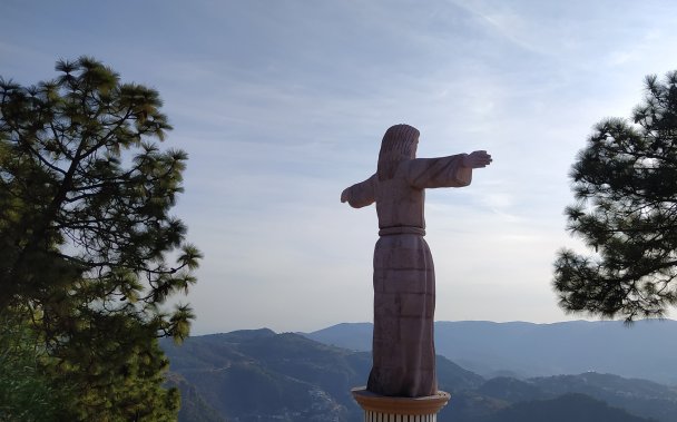 Панорамный вид на Таско открывается с горы Атачи. На ее вершине установлена 20-ти метровая статуя Иисуса Христа