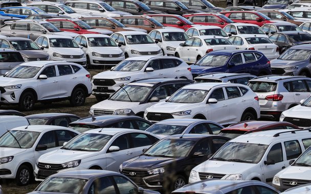 Продажи автомобилей в России продолжили падение