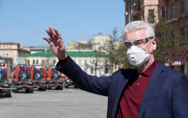 Москвичей обязали носить маски и перчатки в общественном транспорте 