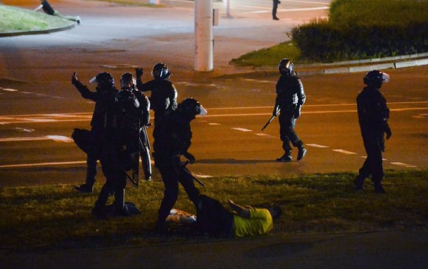 Милиция в Бресте открыла огонь на поражение по протестующим