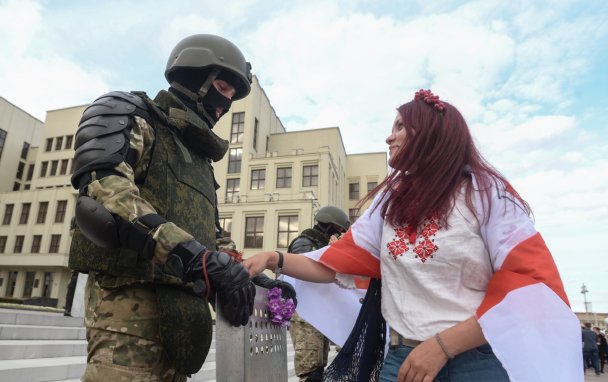 «Убираем за собой»: многотысячная акция у дома правительства в Минске завершилась без задержаний