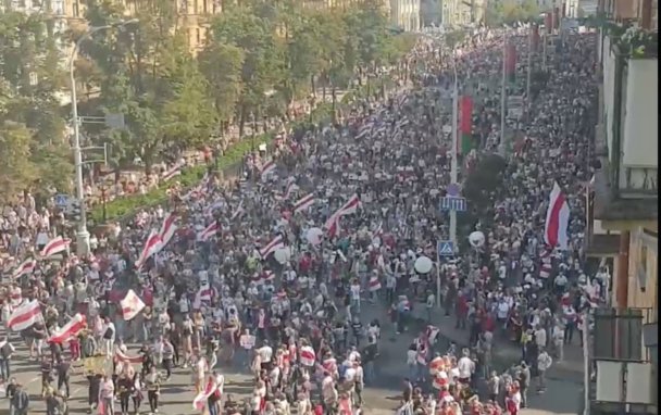 Тысячи людей вышли на марш протеста в Минске