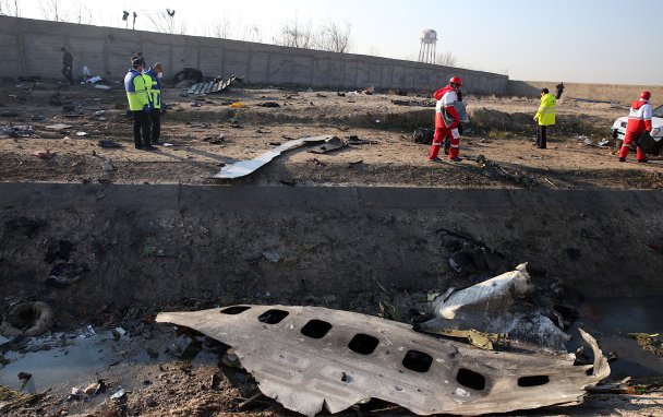 Крушение украинского Boeing в Иране: фото с места катастрофы