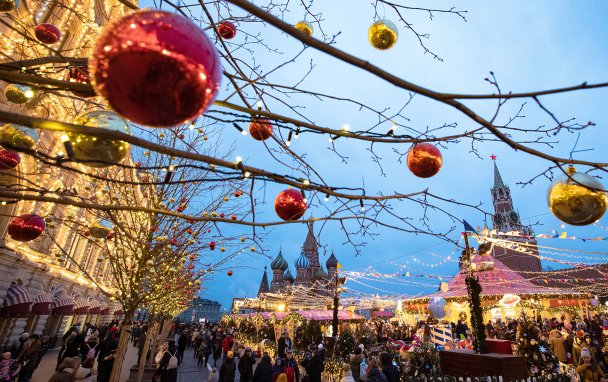Народ не поймет: что мешает со вкусом украсить Москву к Новому году