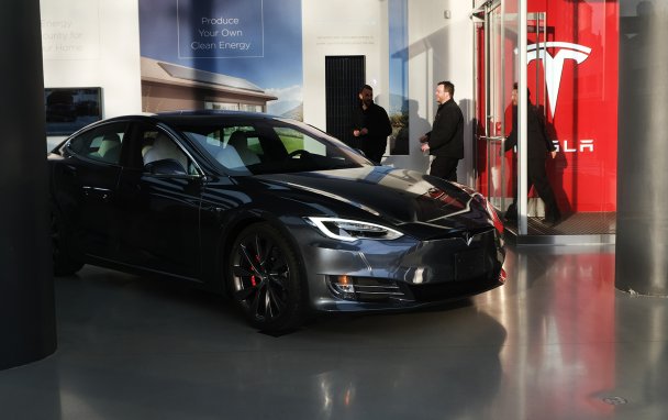 Стоимость акций Tesla впервые превысила $900