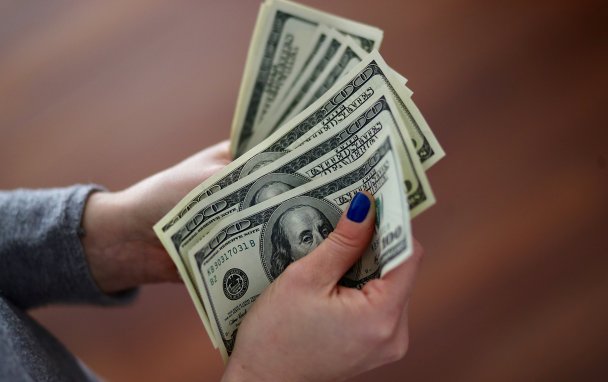 Эксперты центробанков предсказали доллару 25 лет «безраздельной власти»