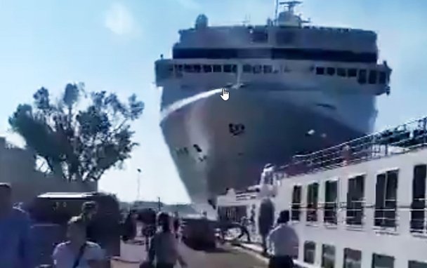 Круизный лайнер протаранил прогулочное судно в Венеции