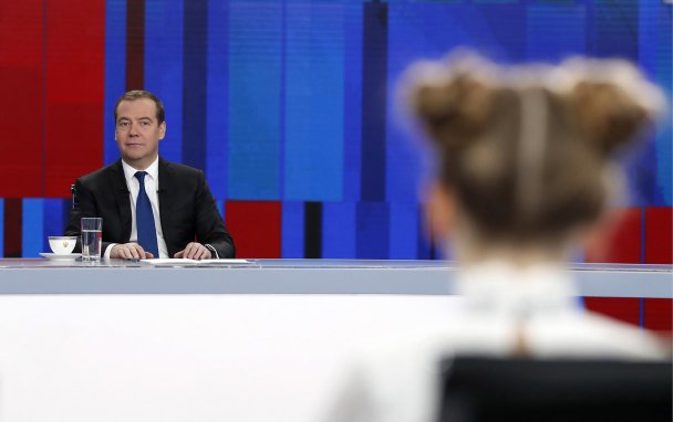 Comedy Club поговорил с Медведевым: о чем рассказал премьер (и о чем его не спросили) в интервью телеканалам