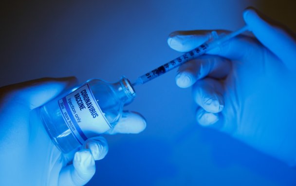 «Большая часть населения мира вакцину не получит»: эксперт спрогнозировал развитие пандемии после лета
