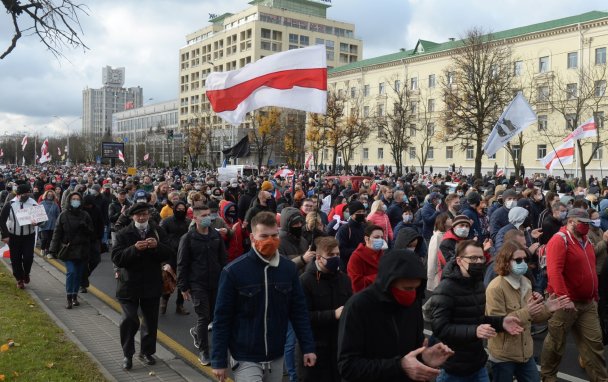 Выстрелы, светошумовые гранаты, «брутальные» задержания: как прошел «марш против террора в Минске»