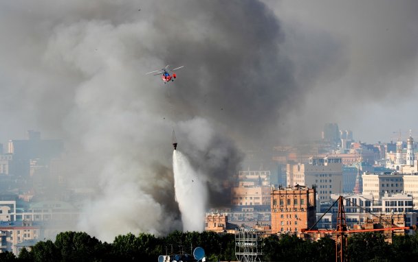 К тушению крупного пожара на складе пиротехники в Москве привлекли авиацию