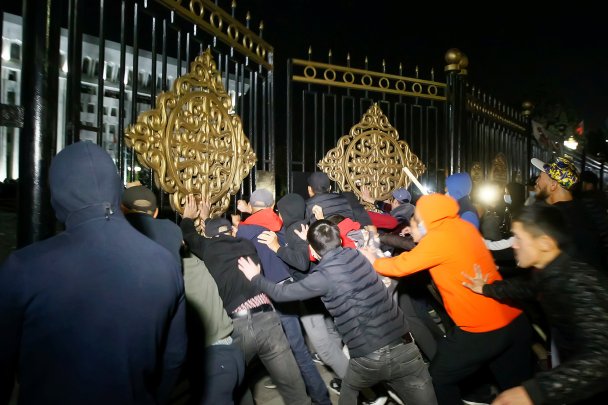Протестующие в Бишкеке заняли правительство и освободили экс-президента. Его преемник заявил о попытке смены власти